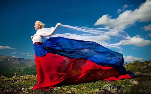 История дня флага России